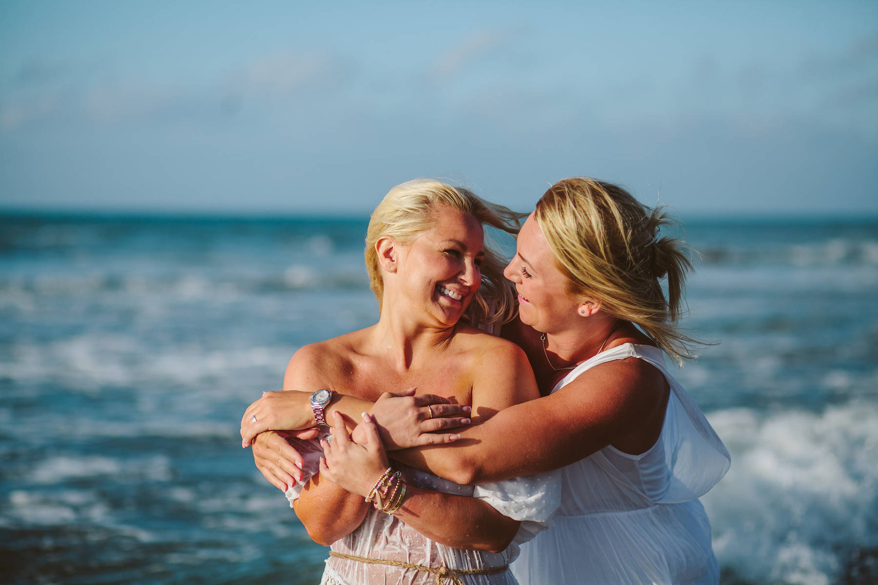 Рассветная фотосессия двух подруг на пляже Михас Коста