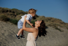 Sesión fotográfica de familia en Cabopino en Marbella