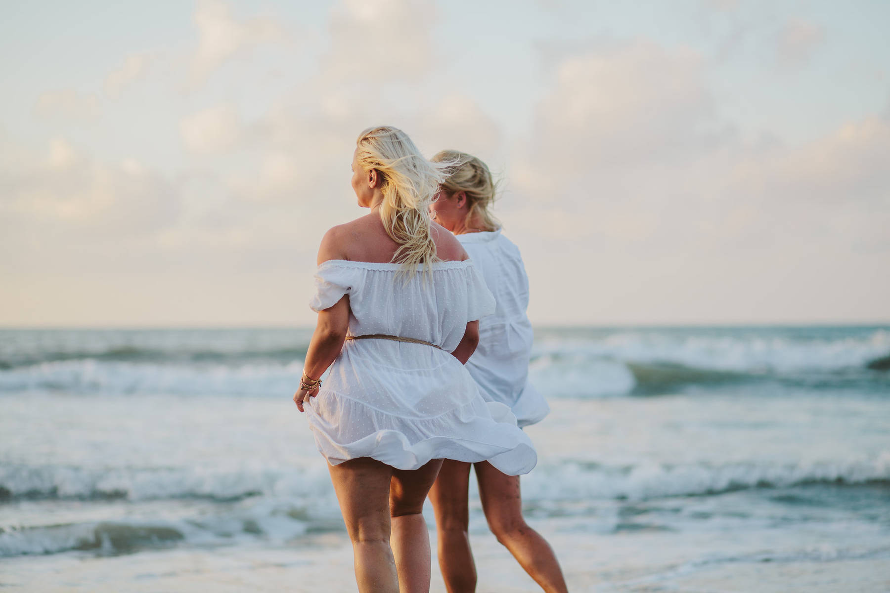 Рассветная фотосессия двух подруг на пляже Михас Коста