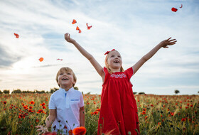 Sesión de fotos familiar en los campos de amapola
