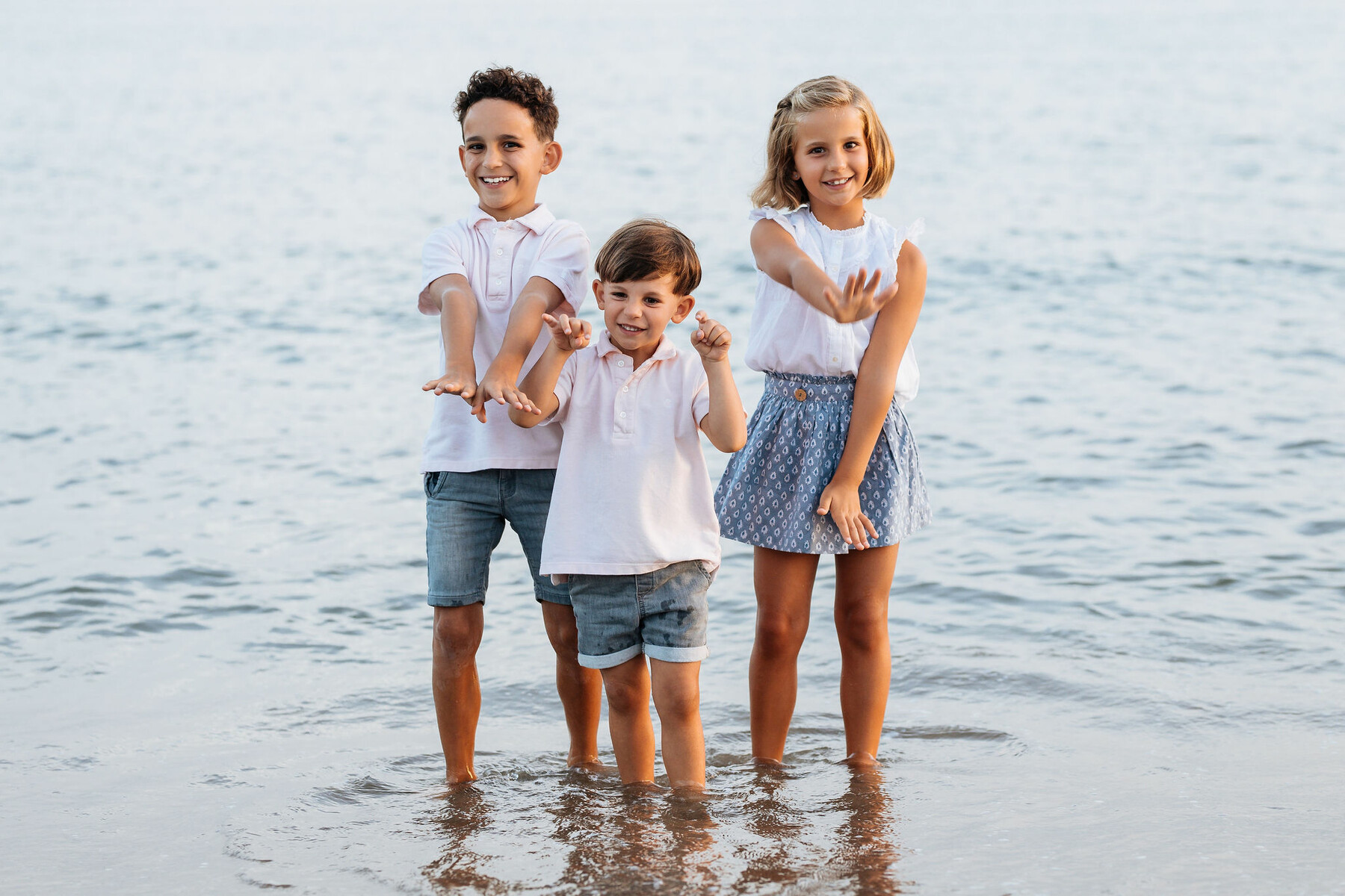 Sesión de fotos de familia en la playa en Marbella, Málaga