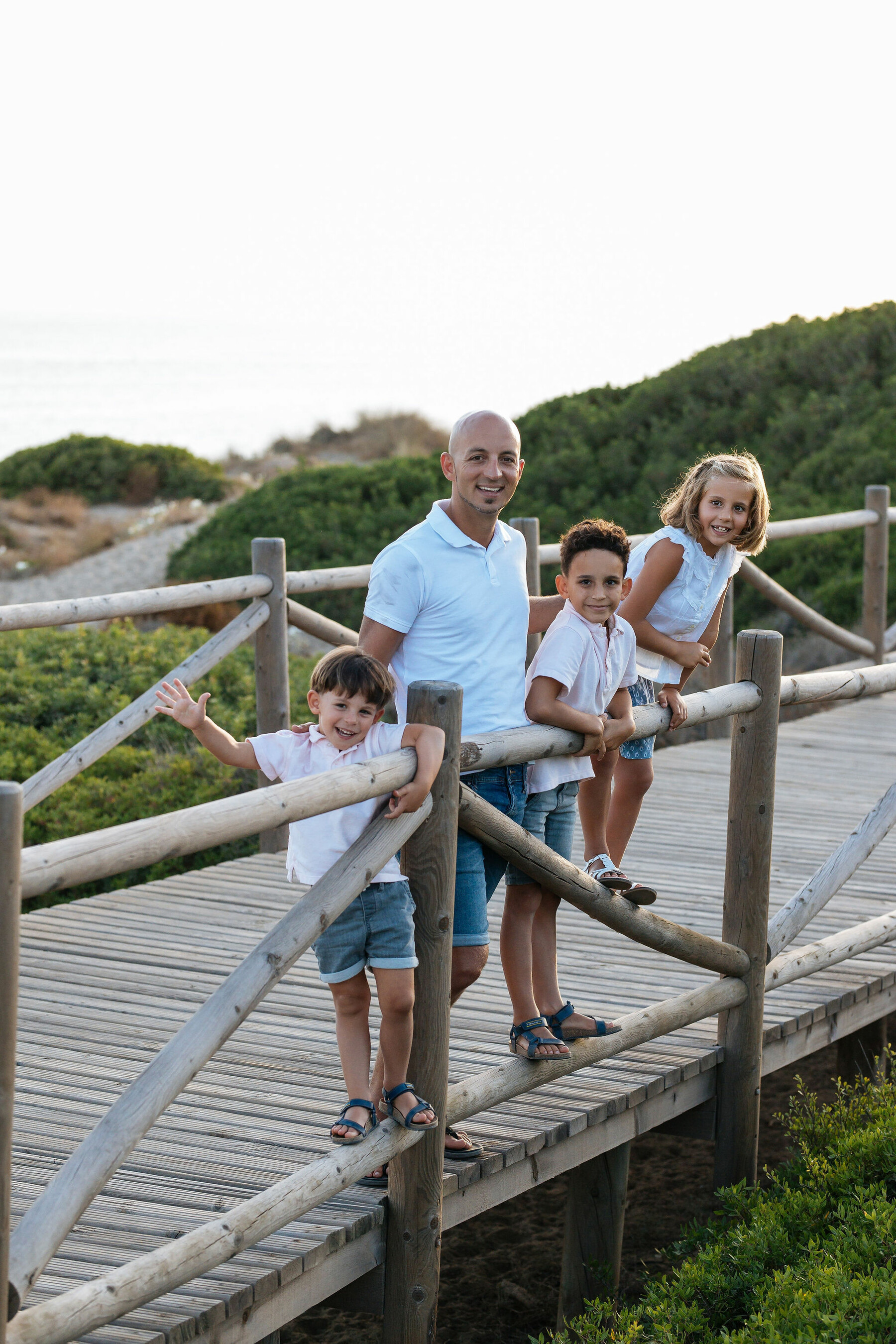 Sesión de fotos de familia en la playa en Marbella, Málaga