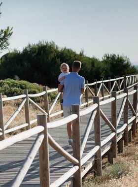 Sesión fotográfica de familia en Cabopino en Marbella