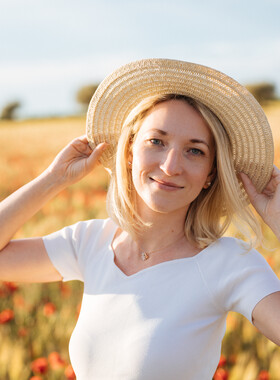 Sesión de fotos familiar en los campos de amapola