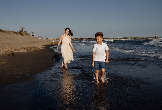 Sesión fotográfica de familia en Cabopino en Marbella