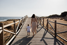 Sesión fotográfica de familia en Cabopino en Marbella