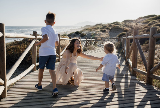 Sesión fotográfica de familia en Cabopino en Marbella