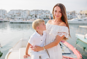 Sesión de fotos de familia en el Puerto Banús en Marbella 