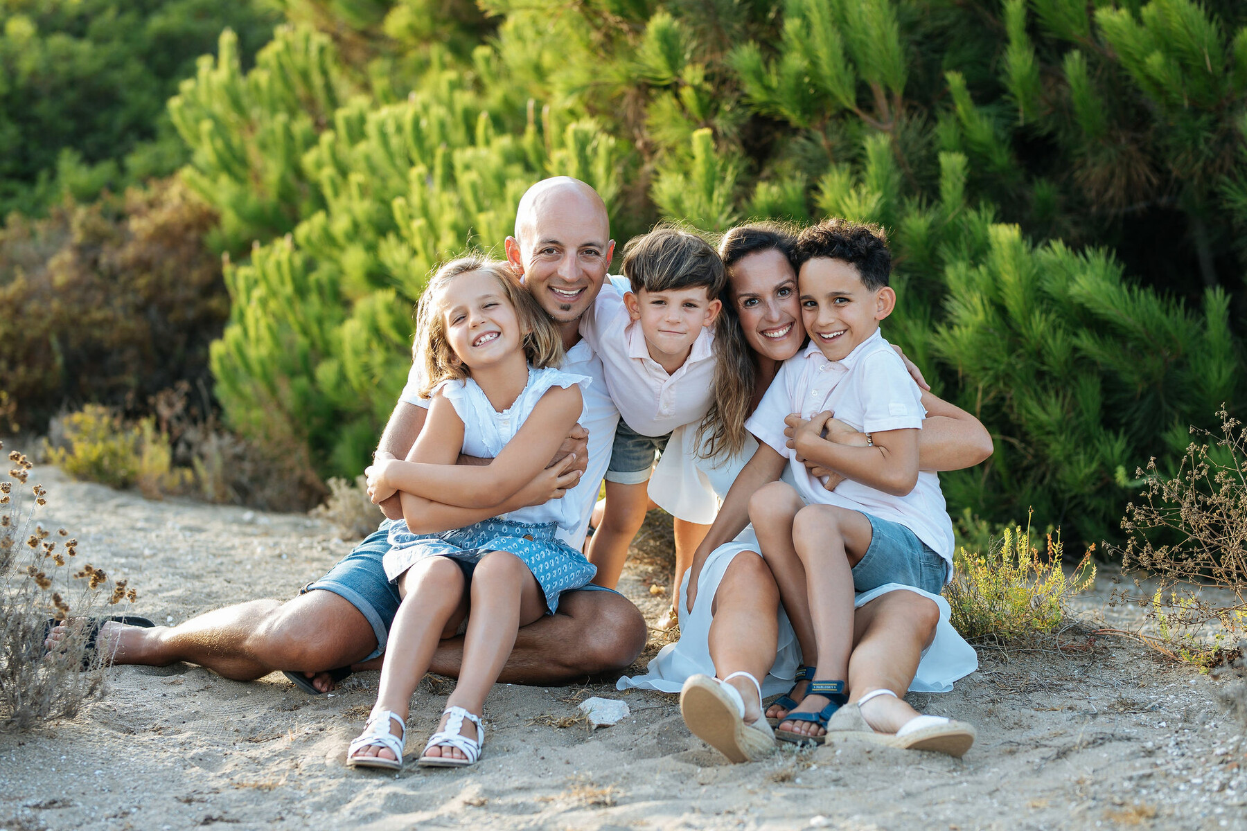 Sesión de fotos de familia en la playa en Marbella, Málaga