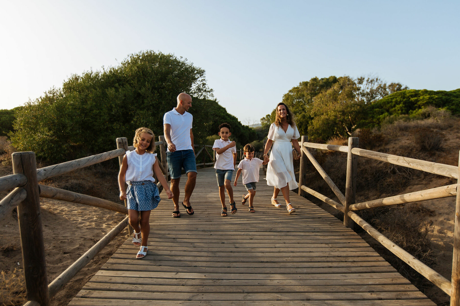 Sesión de fotos de familia en la playa en Marbella, Málaga