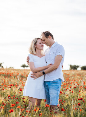 Sesión de fotos familiar en los campos de amapola