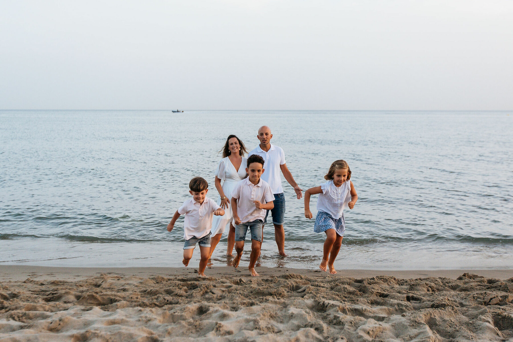 Sesión de fotos de familia en la playa en Marbella, Málaga