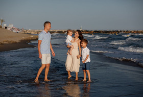 Sesión fotográfica de familia en Cabopino en Marbella