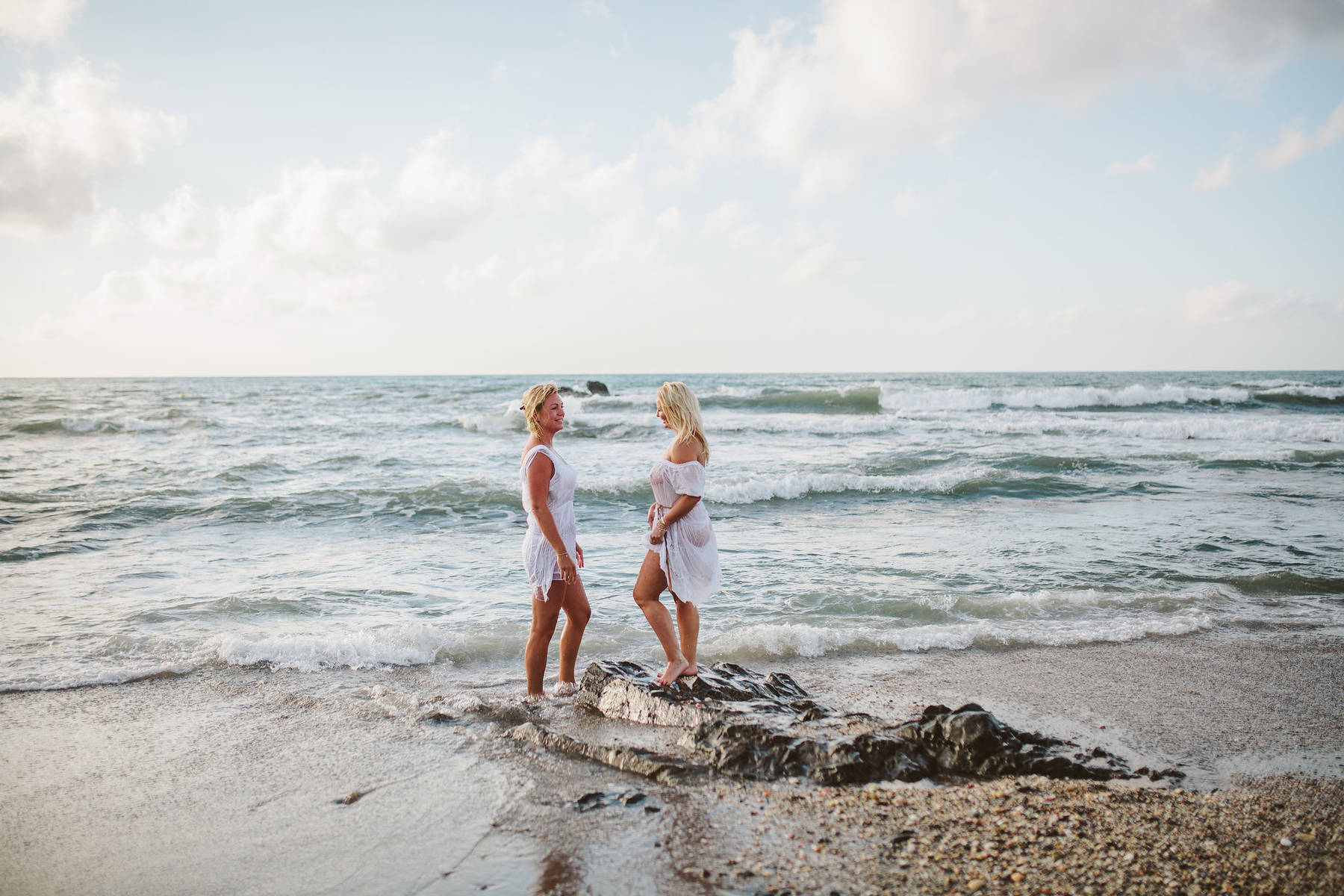 Photo shoot of two friends at Mijas Costa