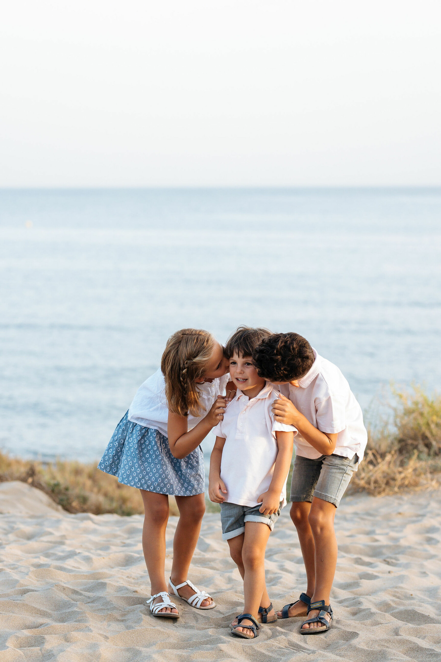 Sesión de fotos de familia en la playa en Marbella, Málaga