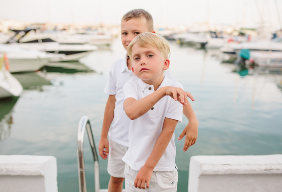 Sesión de fotos de familia en el Puerto Banús en Marbella 