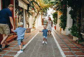 Fotografía de familia en el Centro de Marbella