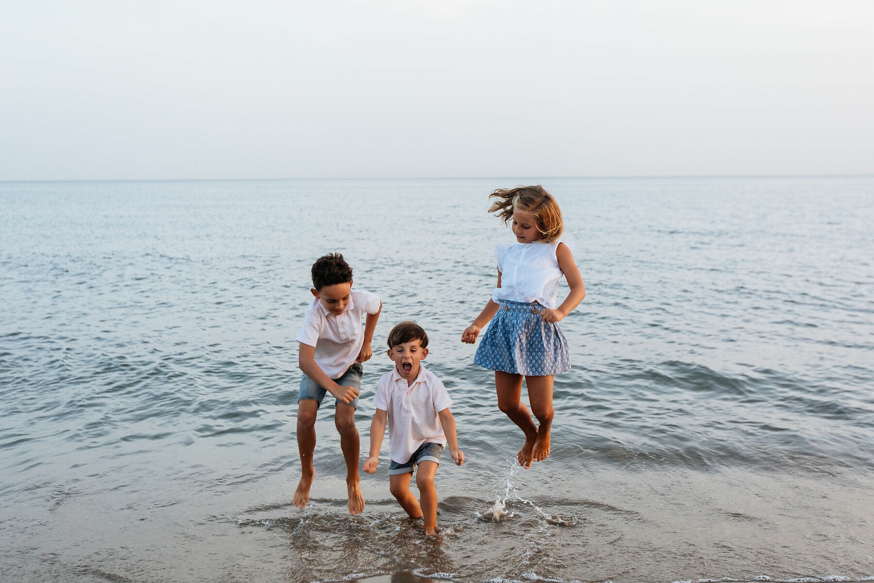 Sesión de fotos de familia en la playa en Marbella, Málaga