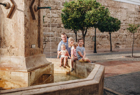 Семейная фотосессия в центре Марбельи