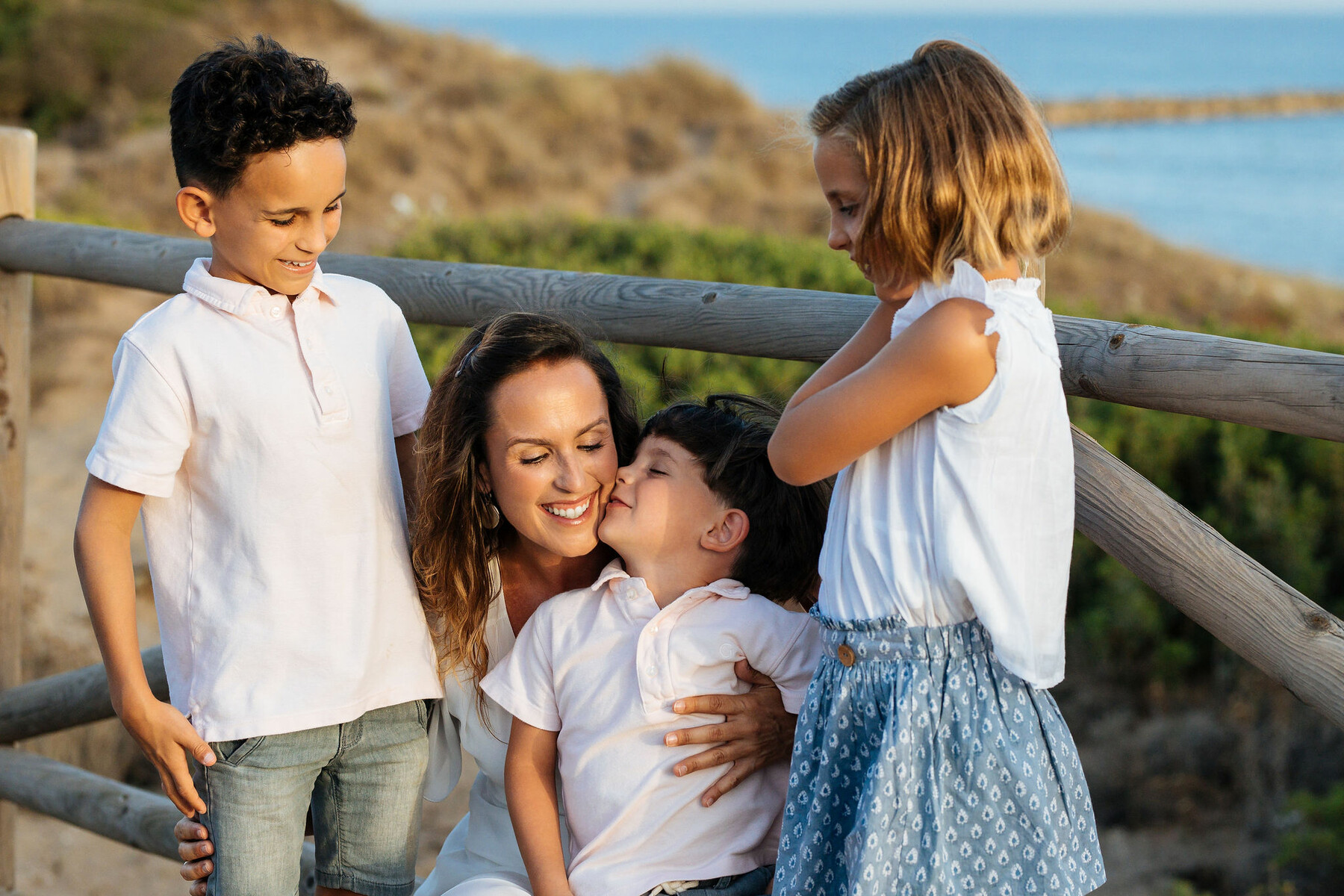 Sesión de fotos de familia en la playa en Marbella, Málaga