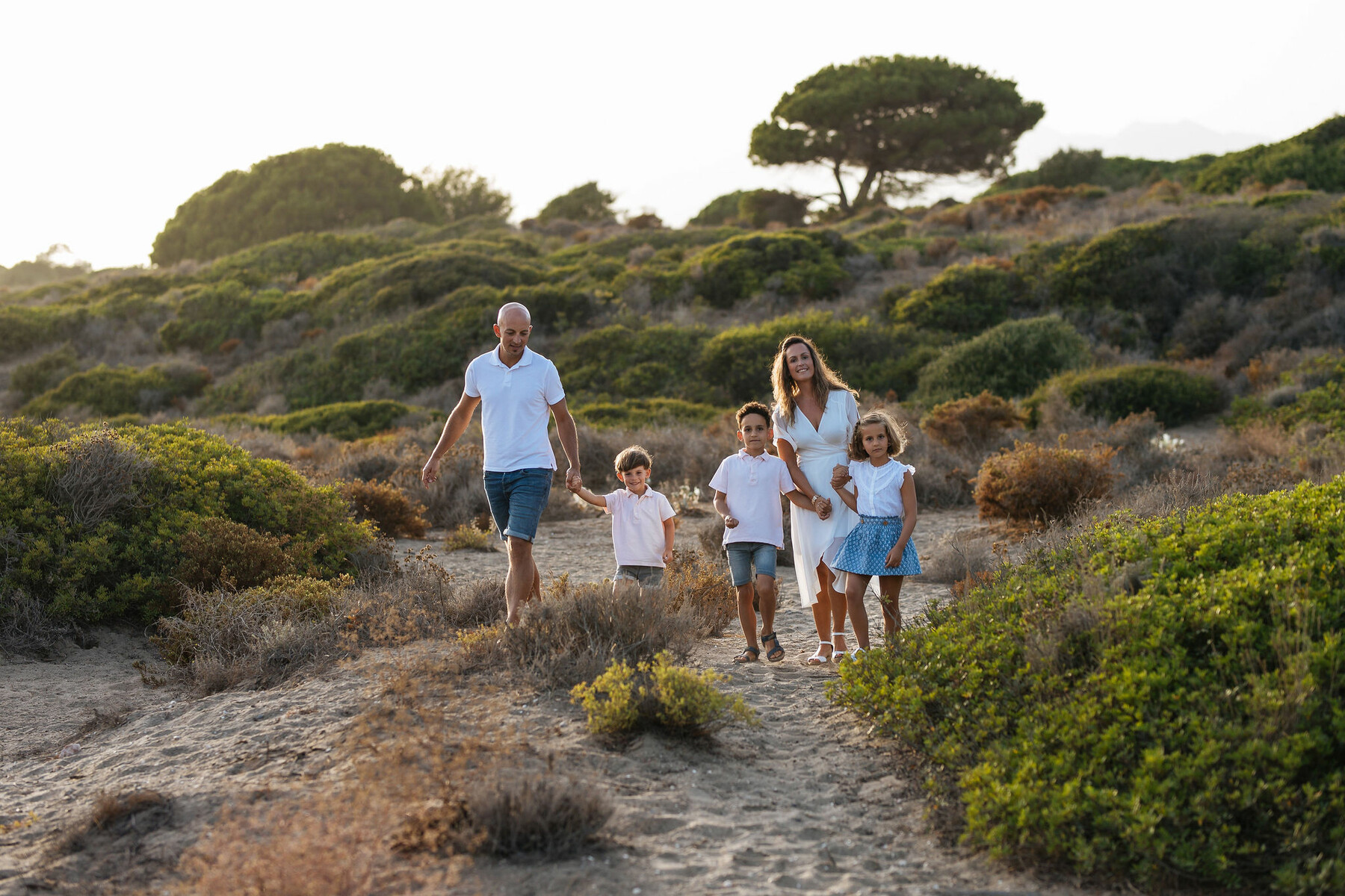 Sesión de fotos de familia en la playa en Marbella, Málaga